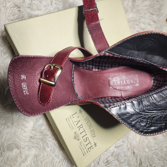 L'Artiste red and black, Italian tooled leather, heeled ankle booties w/buckles - Picture 2 of 11
